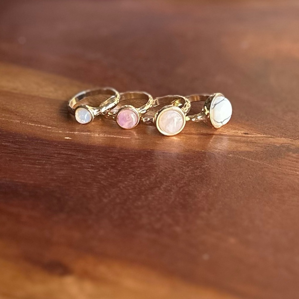 Gold rings with quartz detail